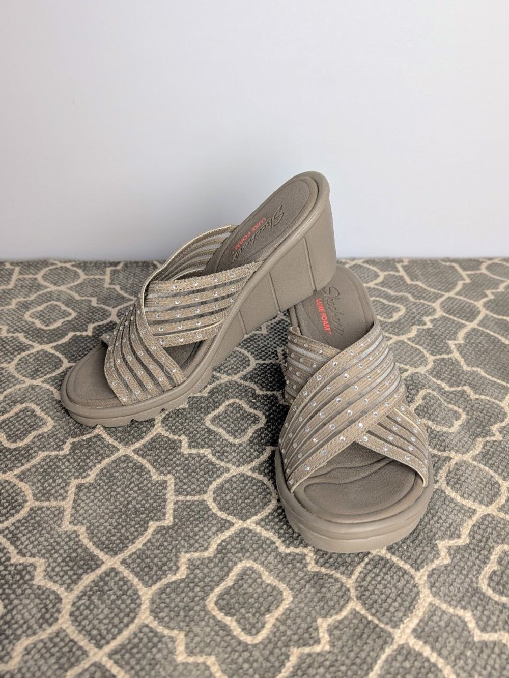 SKECHERS Luxe Foam Taupe Wedge Sandals Sz 7